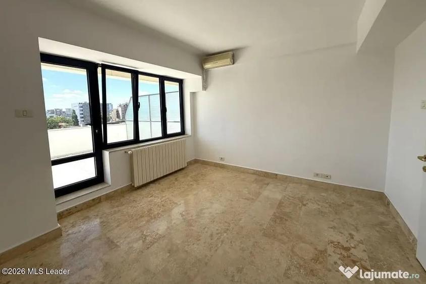 Apartament cu 6 camere decomandat în Polonă