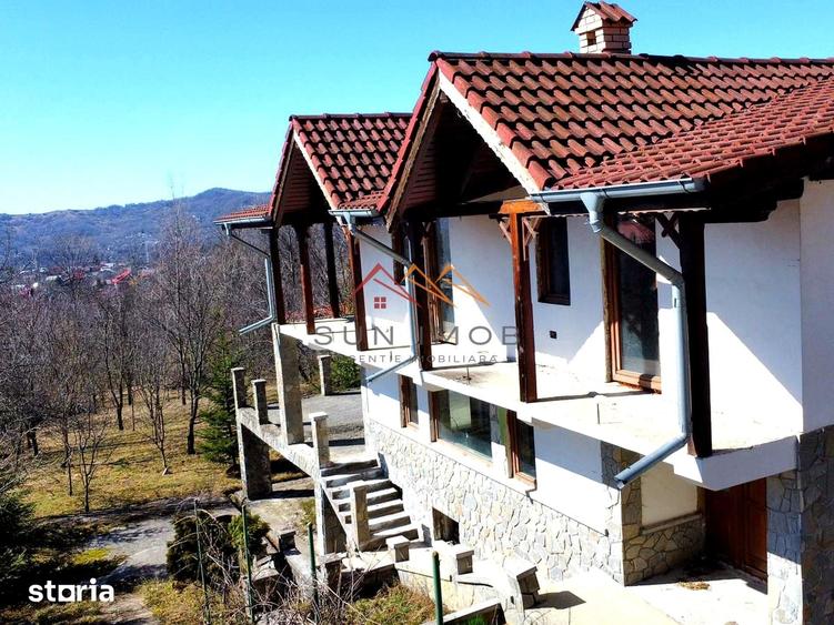 Casă cu 6 camere cu Teren 1354 Mp în Cornu