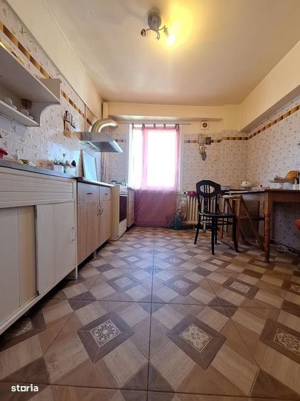 Apartament cu 3 camere decomandat în Obor