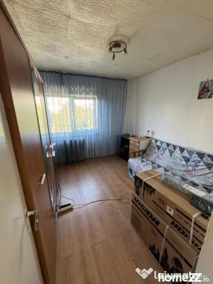 Apartament cu 3 camere decomandat în Craiovița Nouă