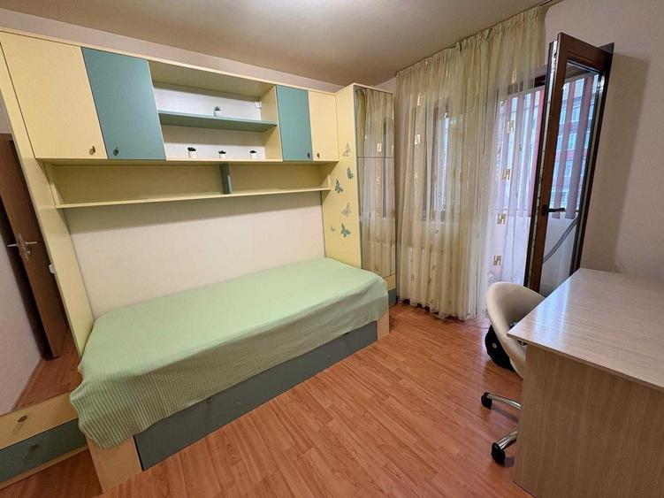 Apartament cu 3 camere semidecomandat în Girocului