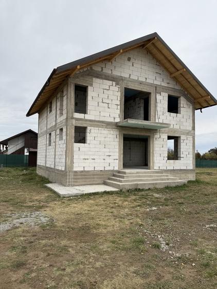 Casă cu 4 camere în Suseni
