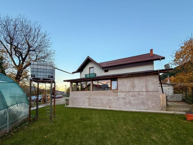 Casă individuală cu 8 camere cu Teren 1318 Mp în Central
