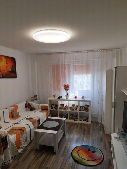Apartament cu 2 camere semidecomandat în Tei