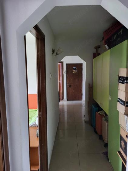 Apartament cu 3 camere decomandat în Nicolina