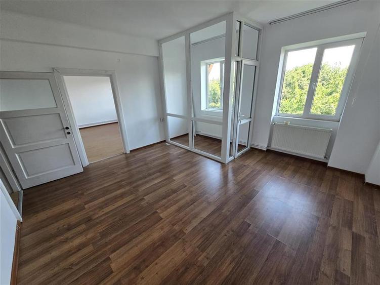 Apartament cu 2 camere semidecomandat, mobilat în Hărmanului