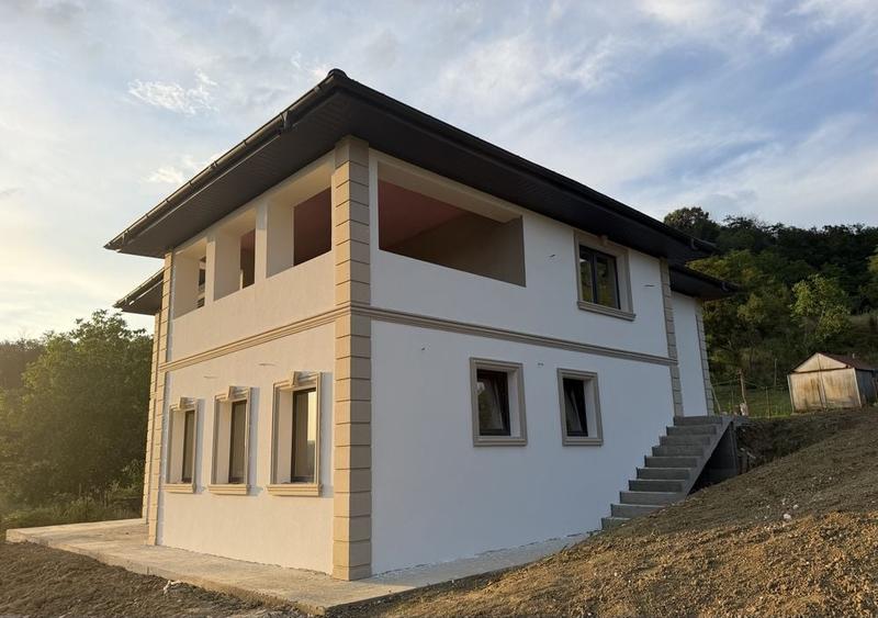 Casă cu 4 camere în Vlădesti