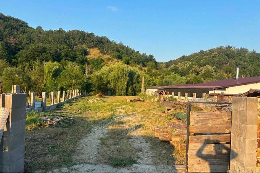 Teren de 1049 mp, în Eșelnița