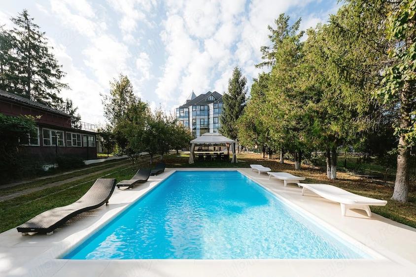 Casă cu 8 camere cu Teren 2500 Mp în Ghermănești