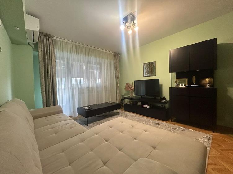 Apartament cu 3 camere decomandat, mobilat în Victoriei