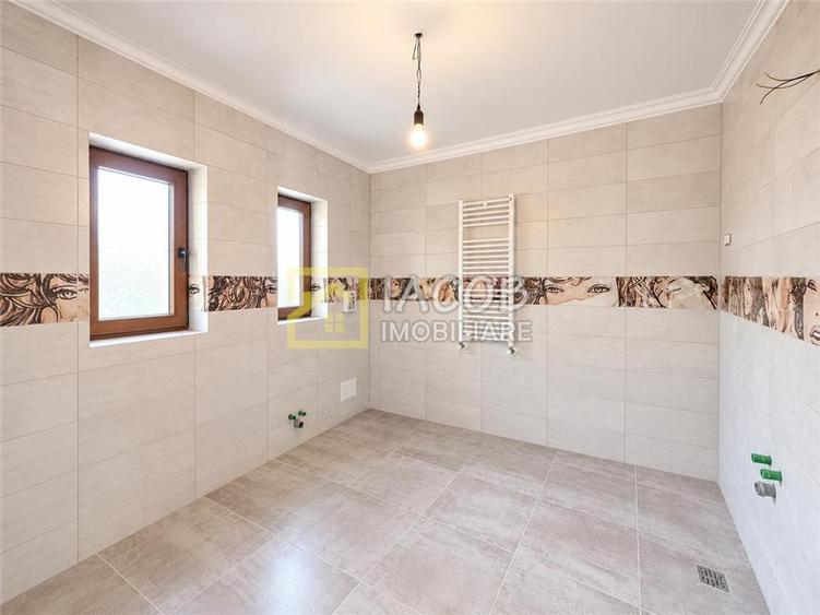 Casă cu 5 camere cu Teren 1179 Mp în Izvoare