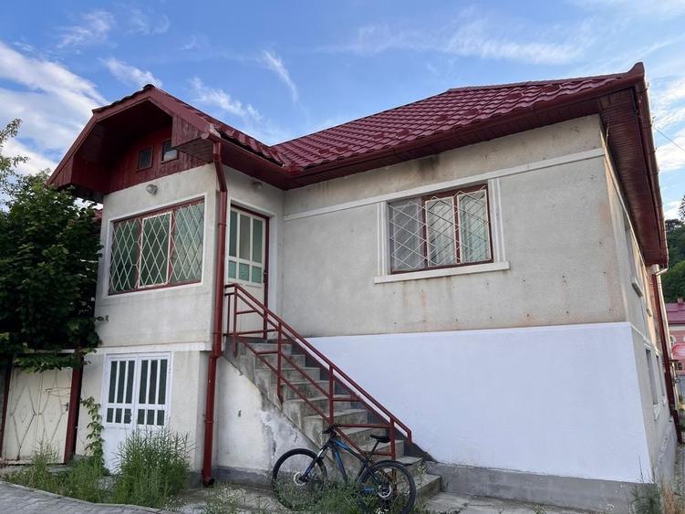 Casă cu 4 camere cu Teren 200 Mp în Central