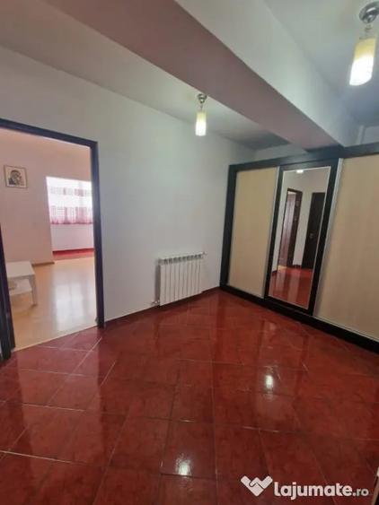 Apartament cu 3 camere semidecomandat în Ipotești