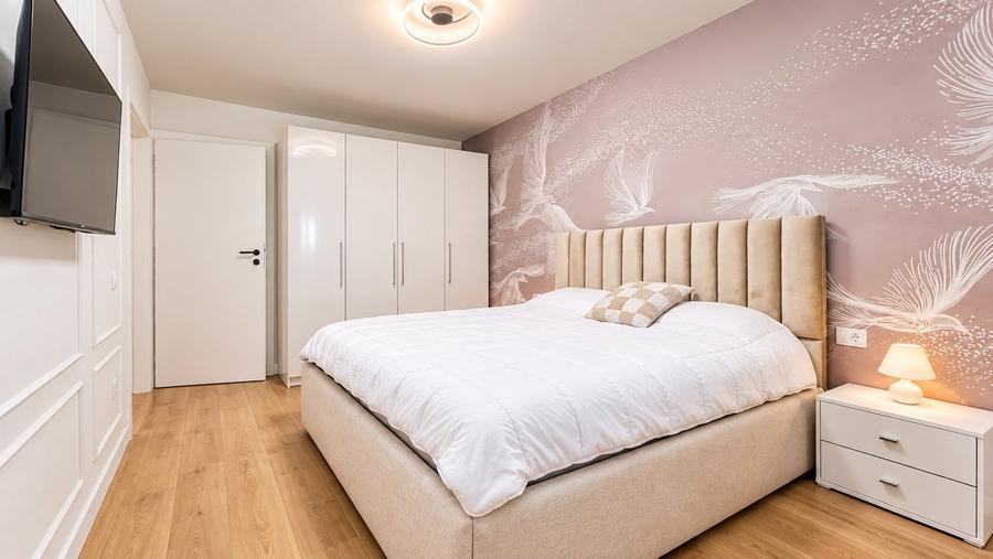 Apartament cu 3 camere semidecomandat, mobilat în Central