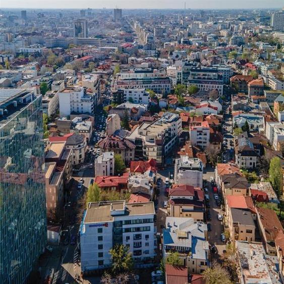 Birou, de 607 mp, în Central