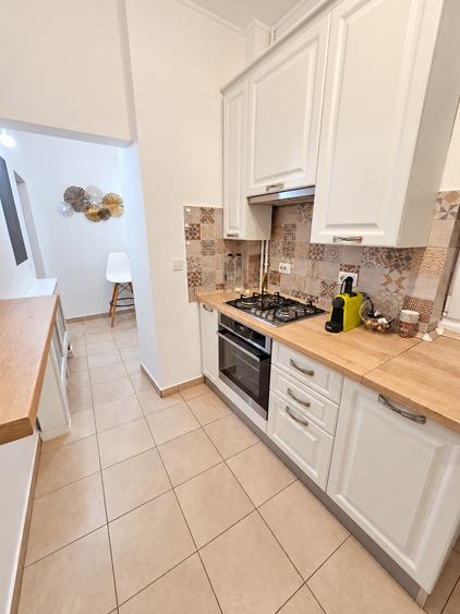 Apartament cu 4 camere semidecomandat în Universitate