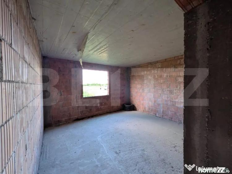 Casă cu 7 camere cu Teren 7500 Mp în Central