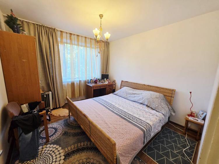 Apartament cu 3 camere semidecomandat în Democrației
