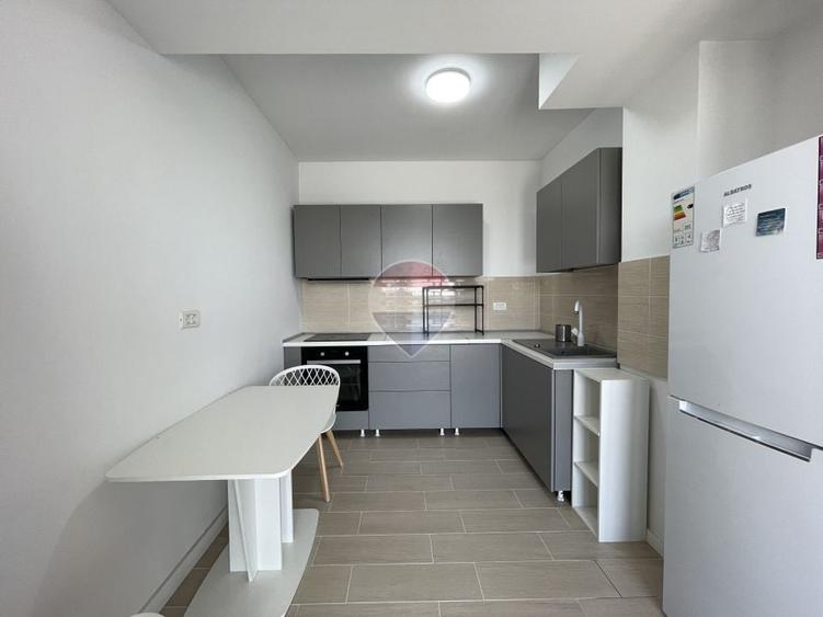 Apartament cu 3 camere semidecomandat, mobilat în Pipera