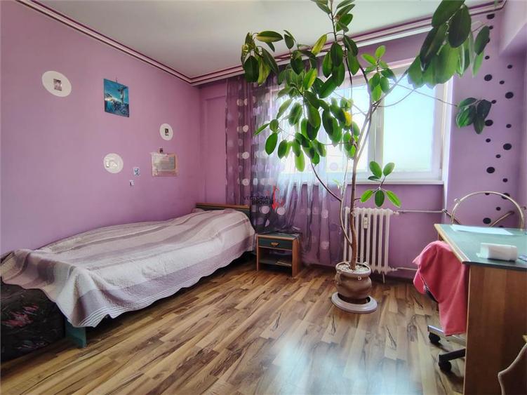 Apartament cu 3 camere semidecomandat în 1 Decembrie 1918