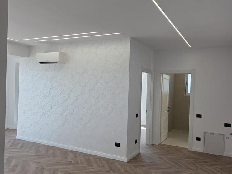 Apartament cu 3 camere semidecomandat în Est