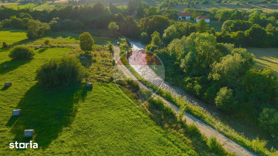 Teren de 7660 mp, în Central