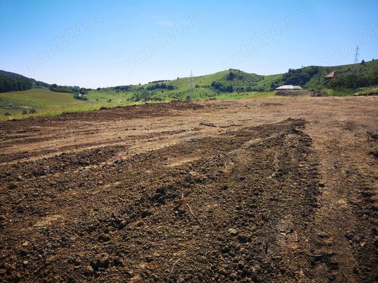 Teren de 2200 mp, în Deușu