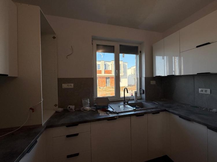 Casă individuală cu 4 camere cu Teren 350 Mp în Tunari