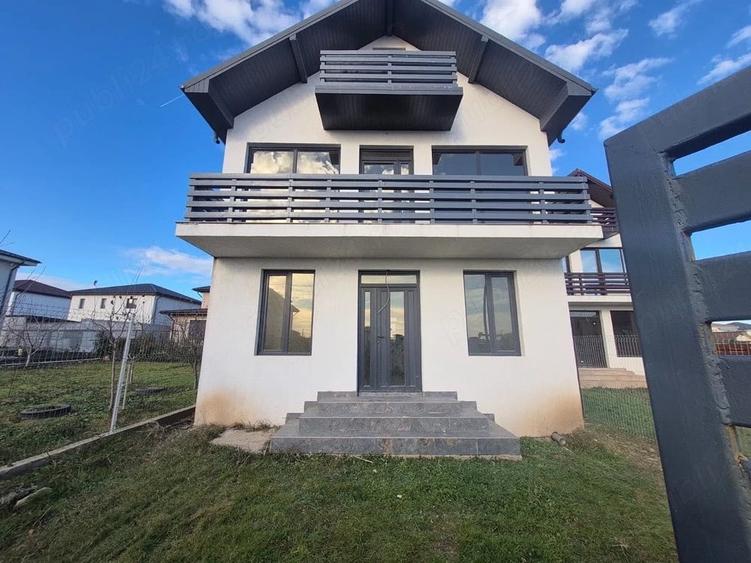 Casă cu 4 camere cu Teren 220 Mp în Exterior Vest