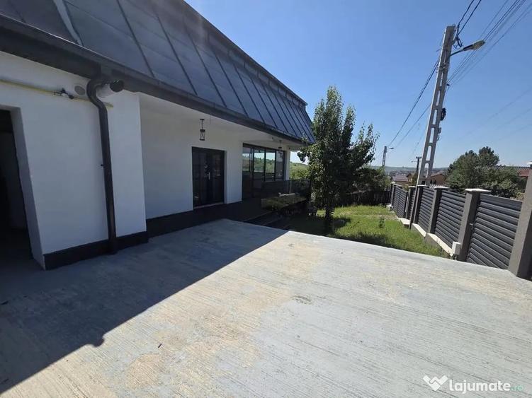 Casă cu 8 camere cu Teren 1500 Mp în Rediu