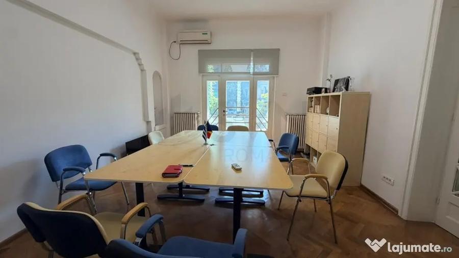 Casă cu 7 camere cu Teren 500 Mp în Central