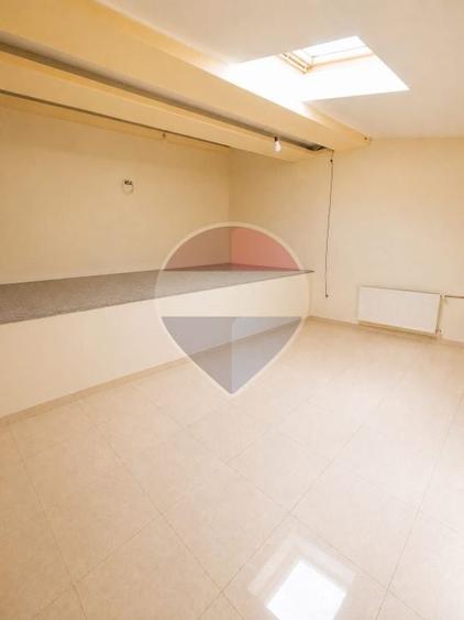 Casă individuală cu 12 camere cu Piscina în Fundeni