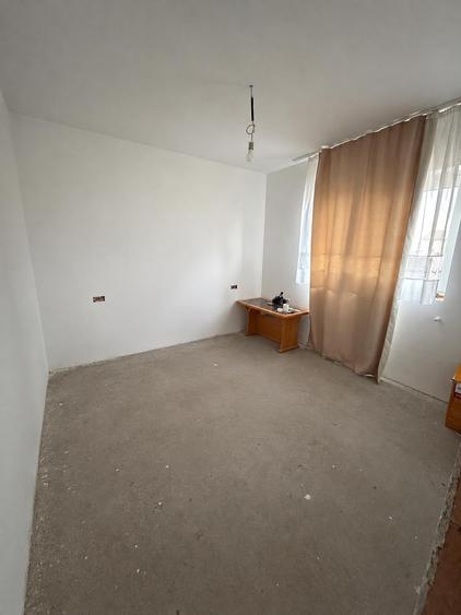 Casă individuală cu 7 camere cu Teren 390 Mp în Periferie