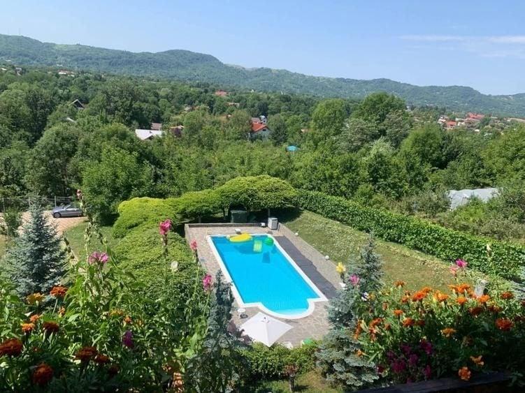Casă individuală cu 9 camere cu Piscina în Cornu de Jos (Cornu)