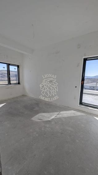 Penthouse cu 3 camere semidecomandat în Sud