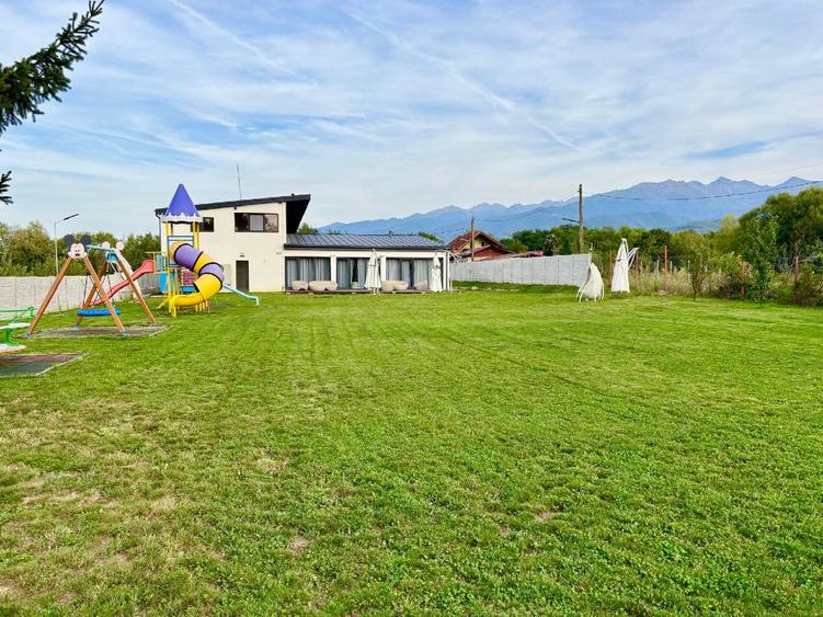 Casă individuală cu 10 camere cu Teren 4600 Mp în Central