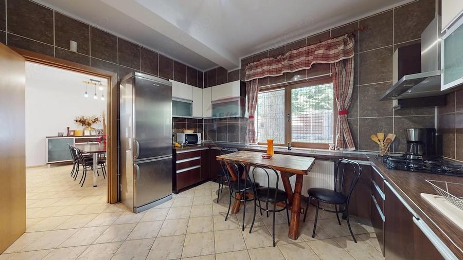 Casă cu 5 camere cu Teren 745 Mp în Cioplea