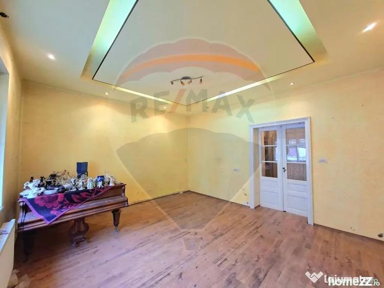 Apartament cu 3 camere semidecomandat în Central