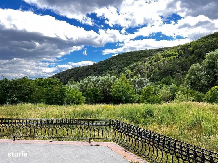 Casă cu 4 camere cu Teren 8000 Mp în Central