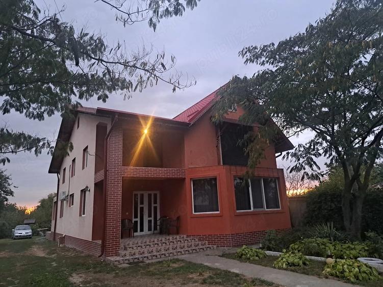 Casă cu 6 camere cu Teren 1300 Mp în Săbăreni