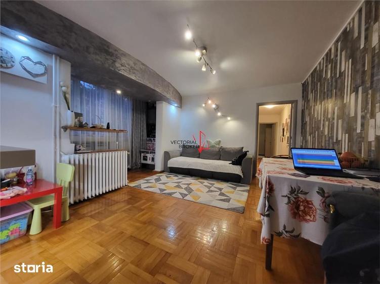 Apartament cu 4 camere semidecomandat, mobilat în Berceni