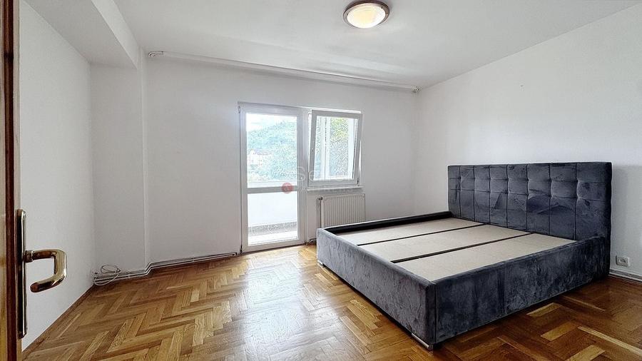 Apartament cu 4 camere decomandat în Noua