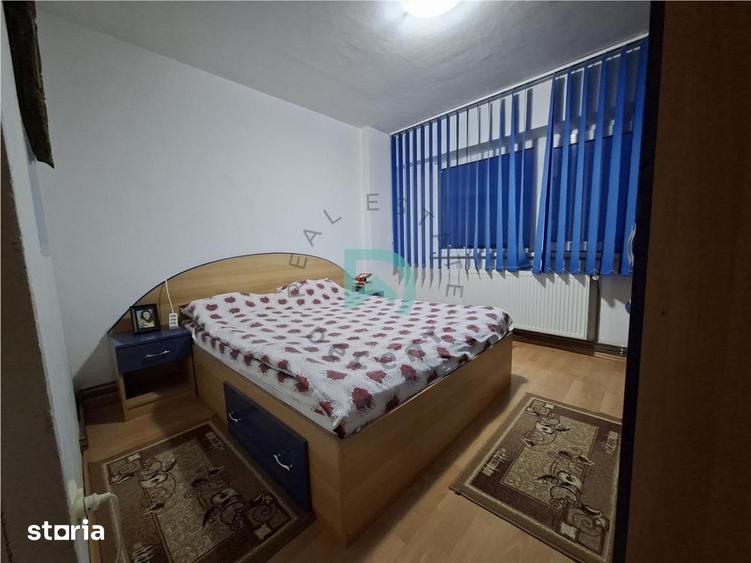 Apartament cu 3 camere decomandat în Astra