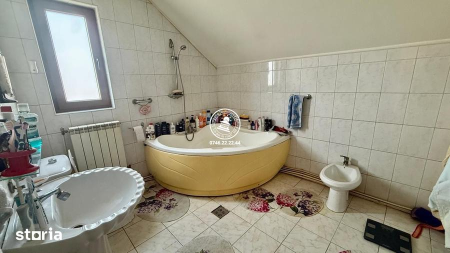 Casă cu 8 camere cu Teren 250 Mp în Păcurari