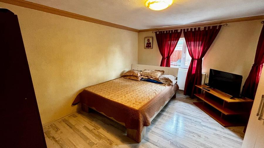 Casă individuală cu 9 camere cu Canalizare în Brătășanca