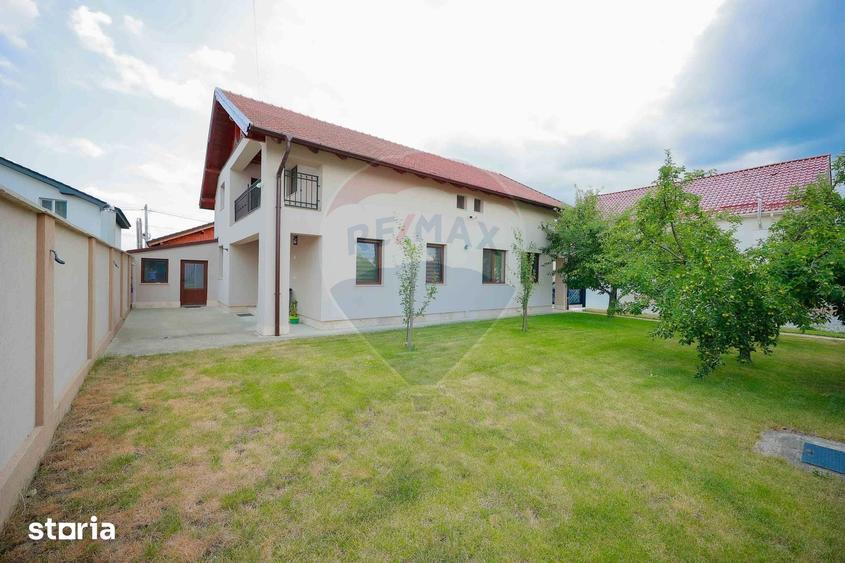 Casă cu 7 camere cu Teren 600 Mp în Sânmartin