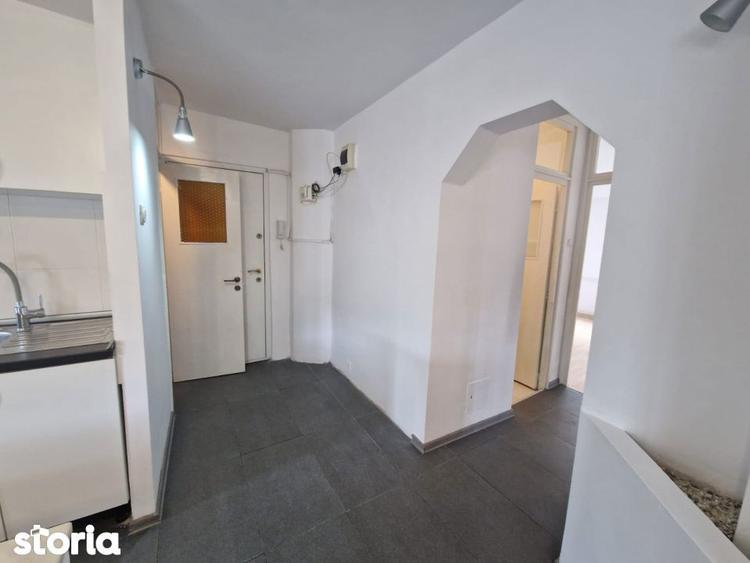 Apartament cu 3 camere decomandat în Tei
