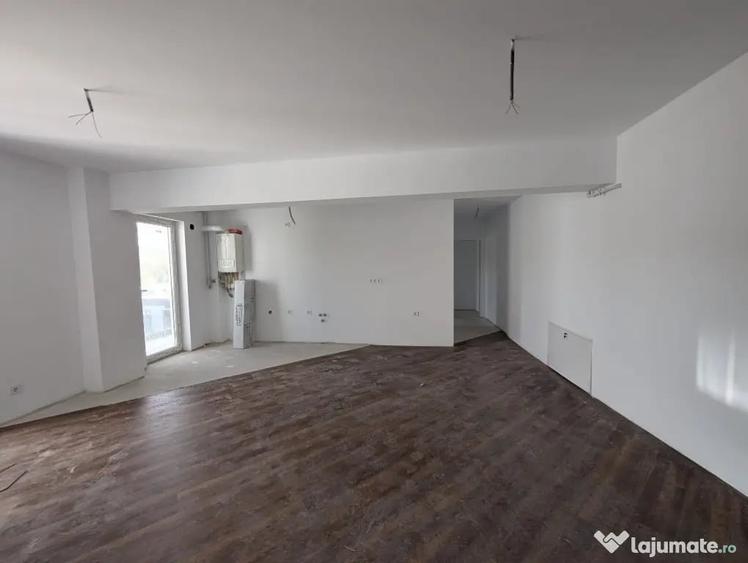 Apartament cu 3 camere semidecomandat în Florești