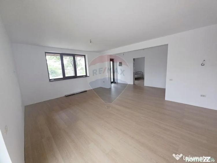Casă cu 4 camere cu Teren 6110 Mp în Girov