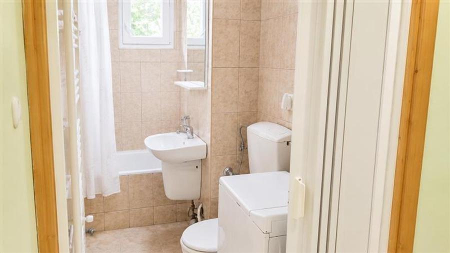 Apartament cu 2 camere nedecomandat, mobilat în 7 Noiembrie